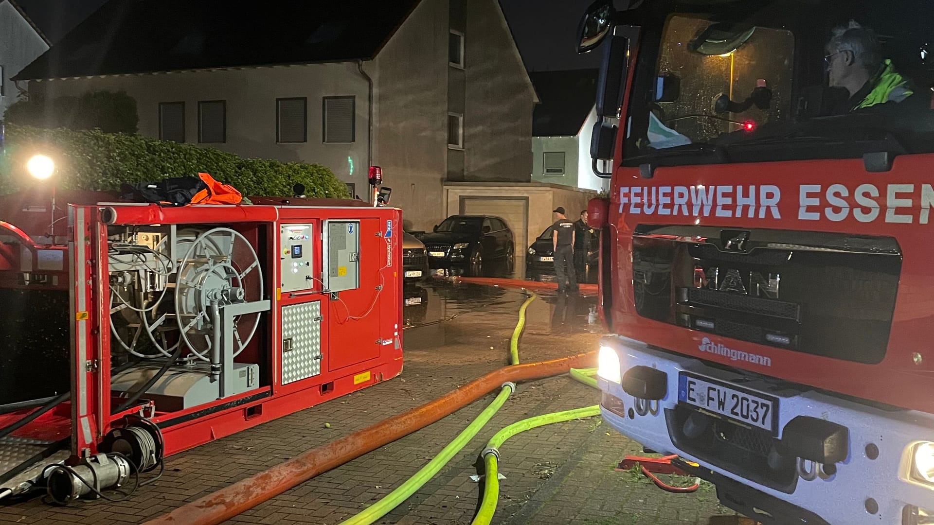 Blick auf den Graitenweg: 6000 Liter pro Minute – Die Feuerwehr musste mehrere Wohnungen leerpumpen.