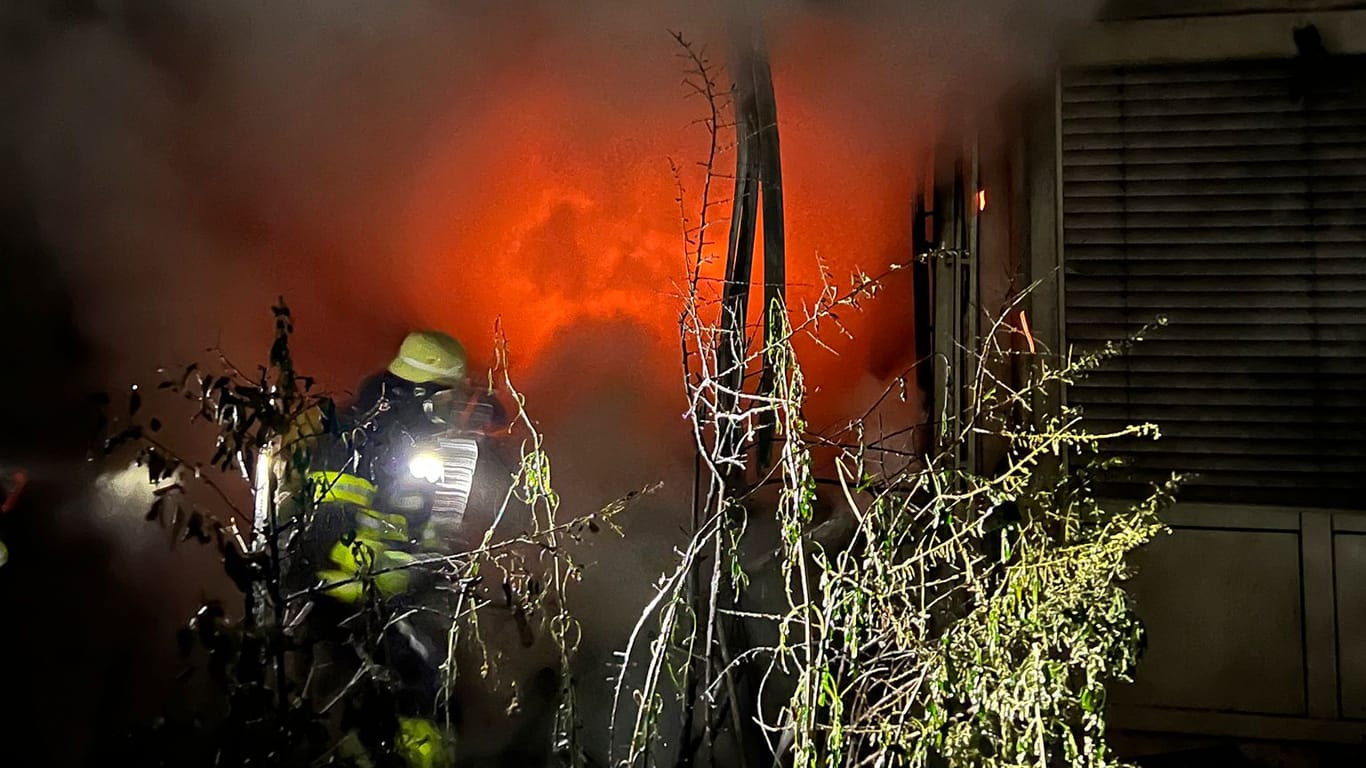 Flammen schlagen aus dem Fenster. Das Feuer drohte auf andere Wohnungen überzugreifen.