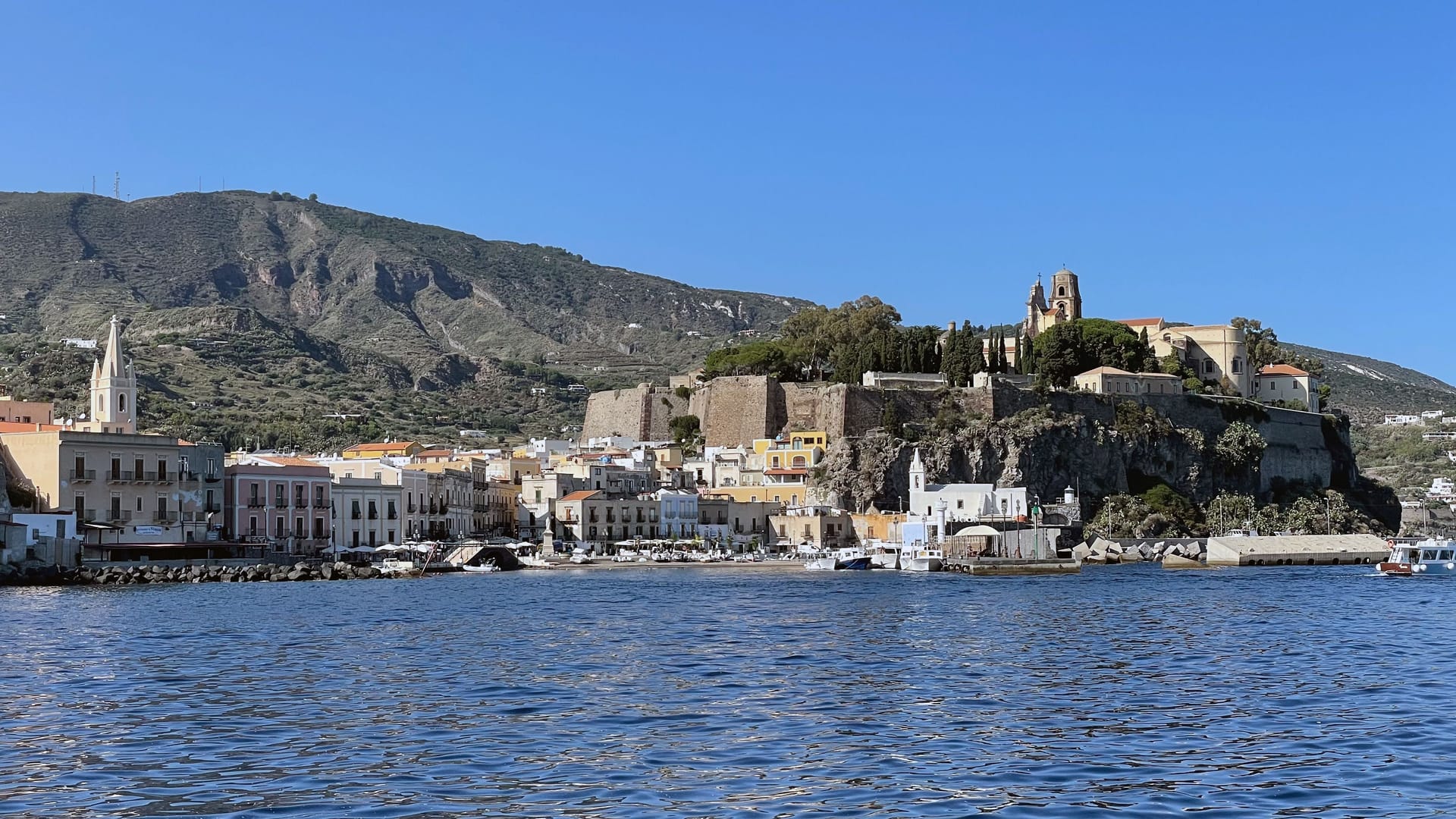 Dolce Vita an der Promenade: In der Altstadt von Lipari ist in der Regel mehr los als im Rest der Archipels.