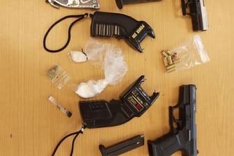 Waffen- und Rauschgiftfund in Neumünster: Die Bundespolizei stellte am Samstag Schreckschusspistolen, Elektroschocker, Messer und Drogen sicher.