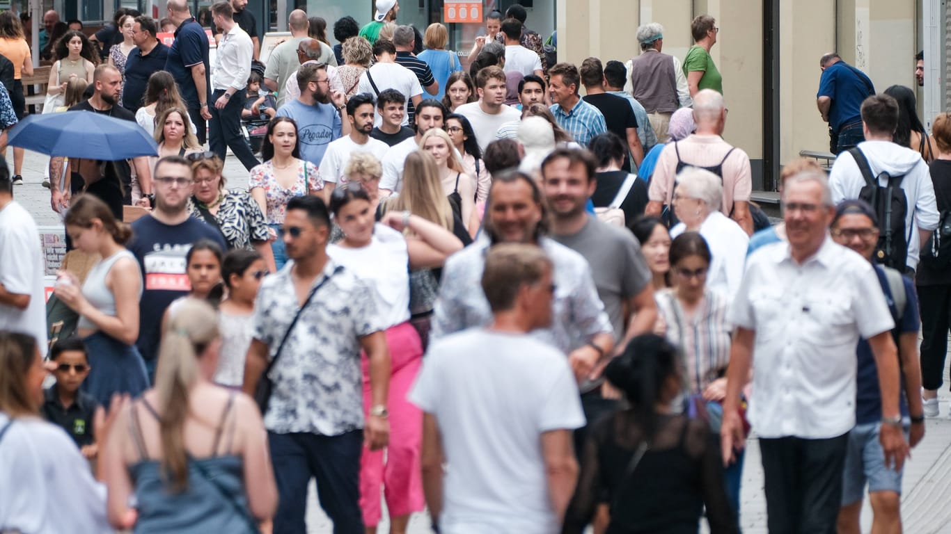 Menschen in einer Fußgängerzone: In Deutschland sprechen sich regelmäßig 42 bis 52 Prozent der Bevölkerung dafür aus, ein bedingungsloses Grundeinkommen einzuführen.