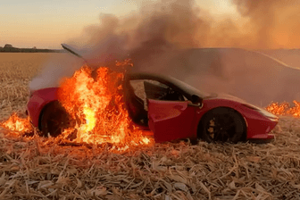 Ferrari steht in Flammen: Die Spritztour ΓΌber ein trockenes Feld endete anders als gedacht. Ferrari steht in Flammen: Die Spritztour ΓΌber ein trockenes Feld endete anders als gedacht.