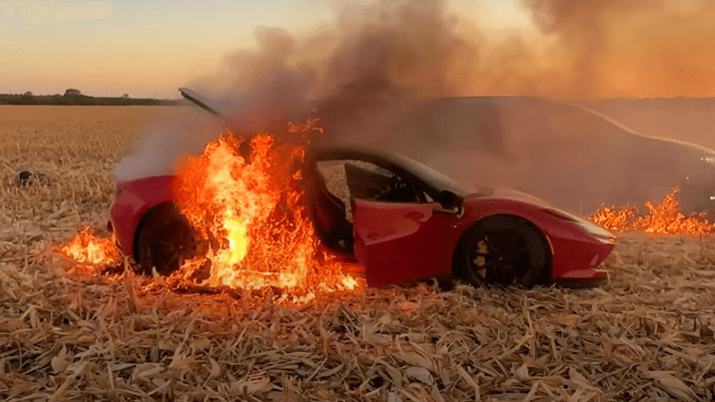 Ferrari steht in Flammen: Die Spritztour über ein trockenes Feld endete anders als gedacht. Ferrari steht in Flammen: Die Spritztour über ein trockenes Feld endete anders als gedacht.