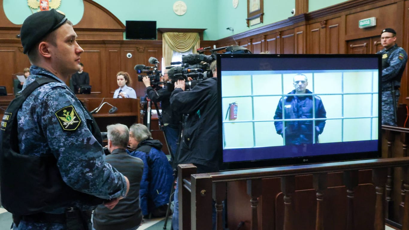 Opposition aus dem Käfig: Alexei Nawalny nimmt 2022 per Videoschalte an einer Anhörung gegen ihn teil. Zwei Jahre zuvor überlebte er knapp einen mutmaßlichen Giftanschlag des russischen Geheimdienstes.