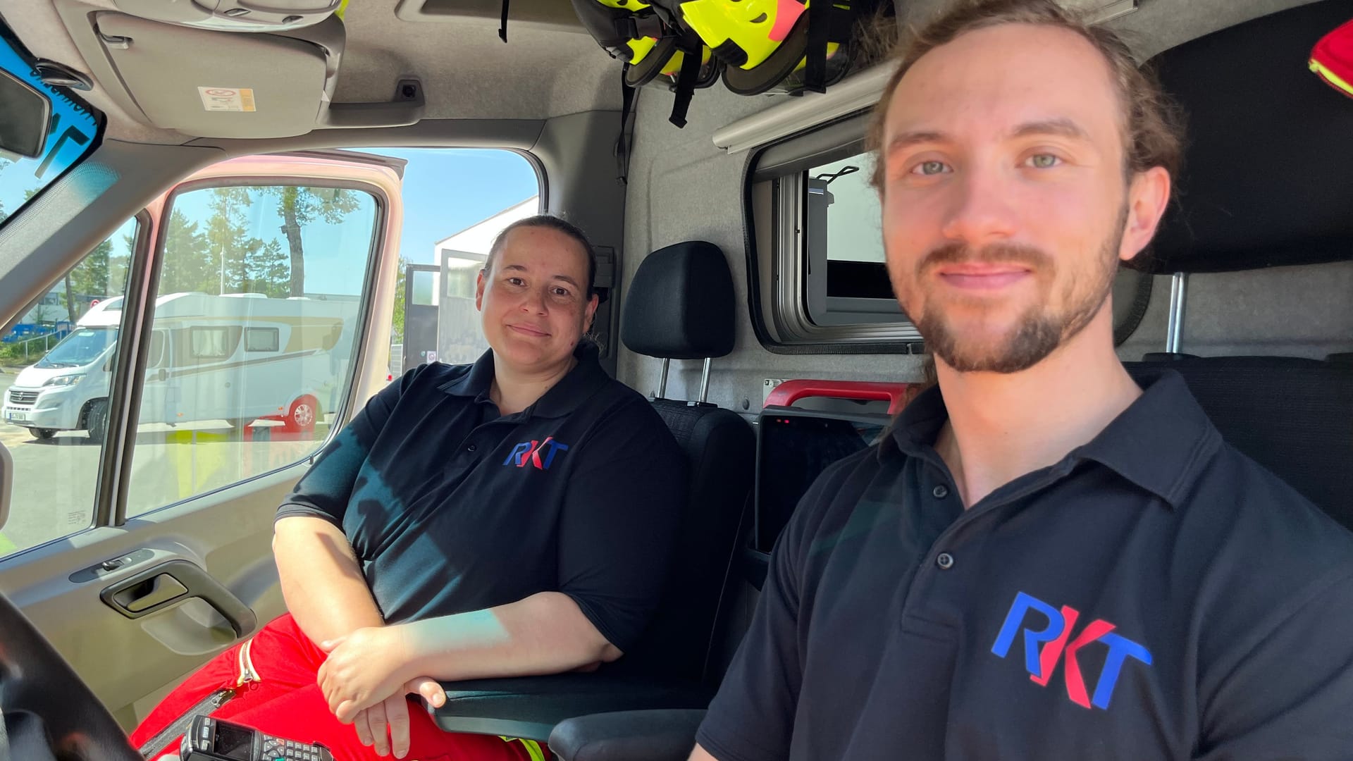 Carmen Keim und Simon Keller am Tag nach der Flut im Rettungswagen.