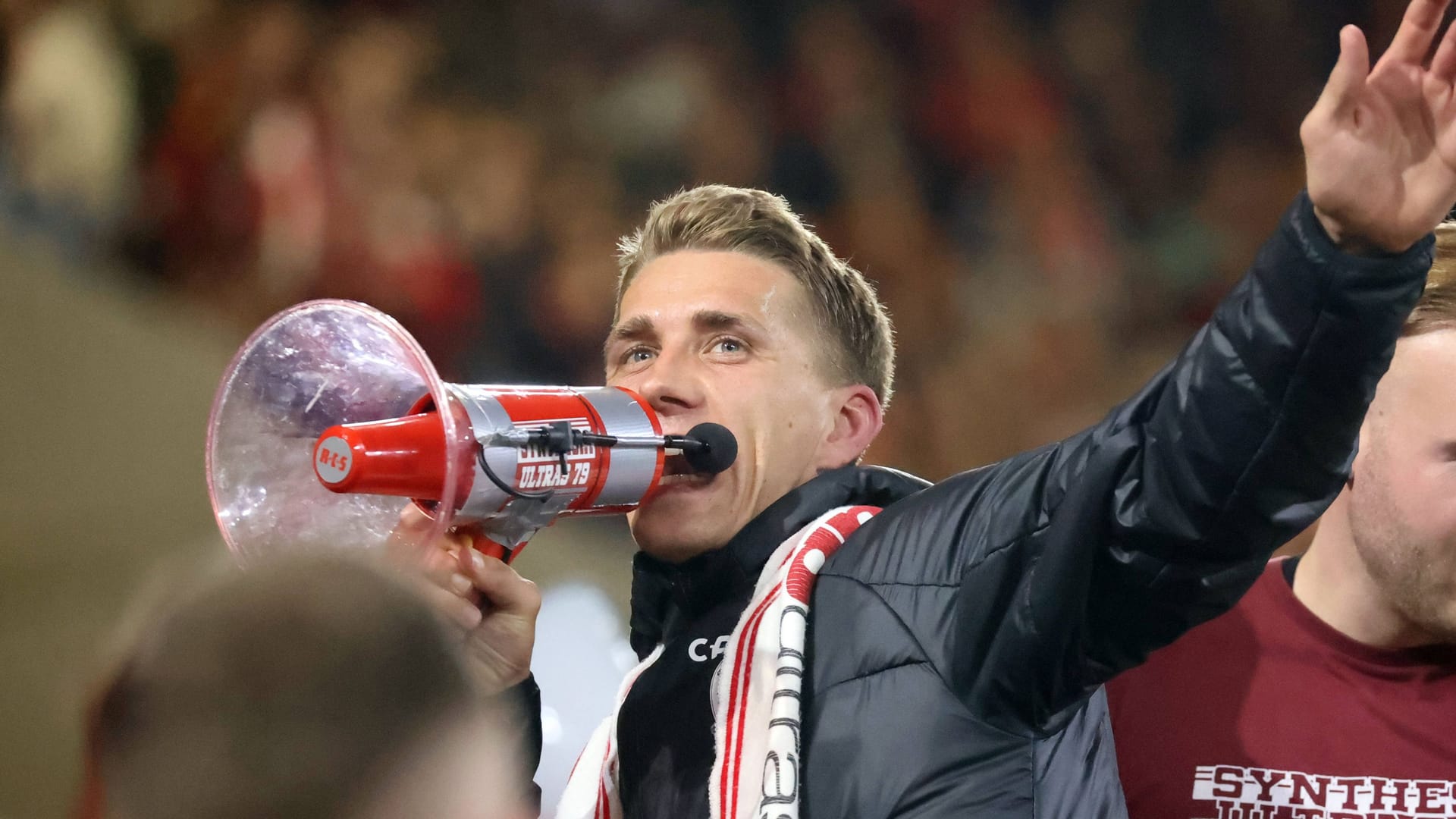 Nils Petersen am Megafon: Er bleibt dem SC Freiburg erhalten.