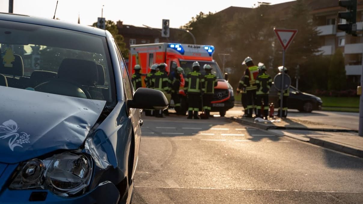 Der verunfallte Einsatzwagen: Weil aus dem Rettungsfahrzeug Öl austrat, streute die Feuerwehr die Unfallstelle ab. Der verunfallte Einsatzwagen: Weil aus dem Rettungsfahrzeug Öl austrat, streute die Feuerwehr die Unfallstelle ab.
