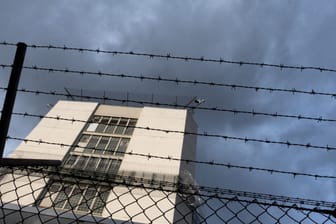 Ein Stacheldrahtzaun umzäunt das Gelände einer Justizvollzugsanstalt (Symbolbild): Ein Deutscher saß 59 Tage zu Unrecht in österreichischer U-Haft.