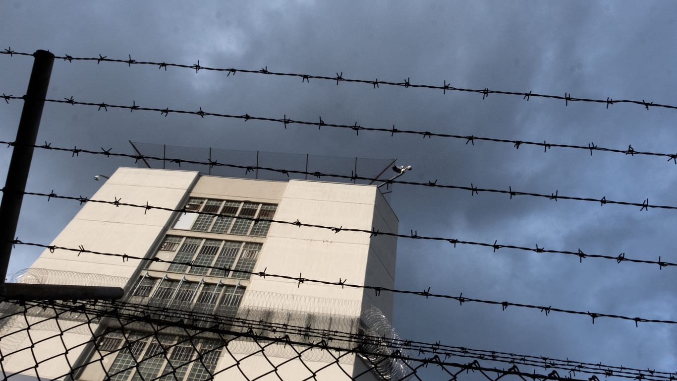 Ein Stacheldrahtzaun umzäunt das Gelände einer Justizvollzugsanstalt (Symbolbild): Ein Deutscher saß 59 Tage zu Unrecht in österreichischer U-Haft.