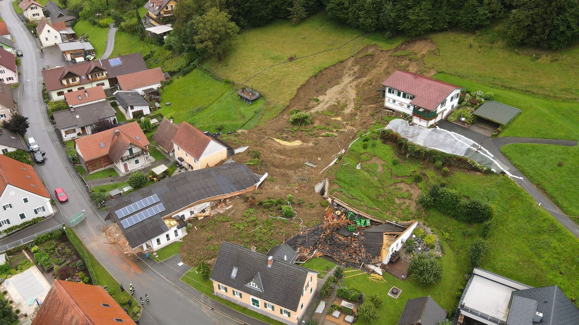 Ein zerstörtes Haus nach einem Hangrutsch in St. Johann im Saggautal in der Steiermark: Weitere Hangrutsche drohen.