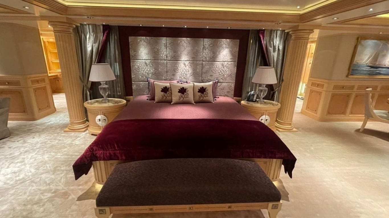 Das Foto soll das Schlafzimmer auf Putins Superjacht "Graceful" zeigen.