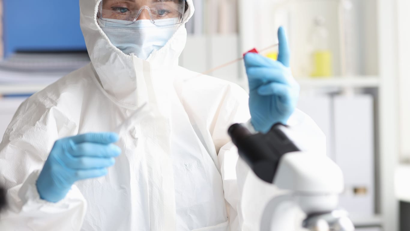 Wissenschaftlerin im Schutzanzug: Die WHO listet die gefährlichsten Viren weltweit.