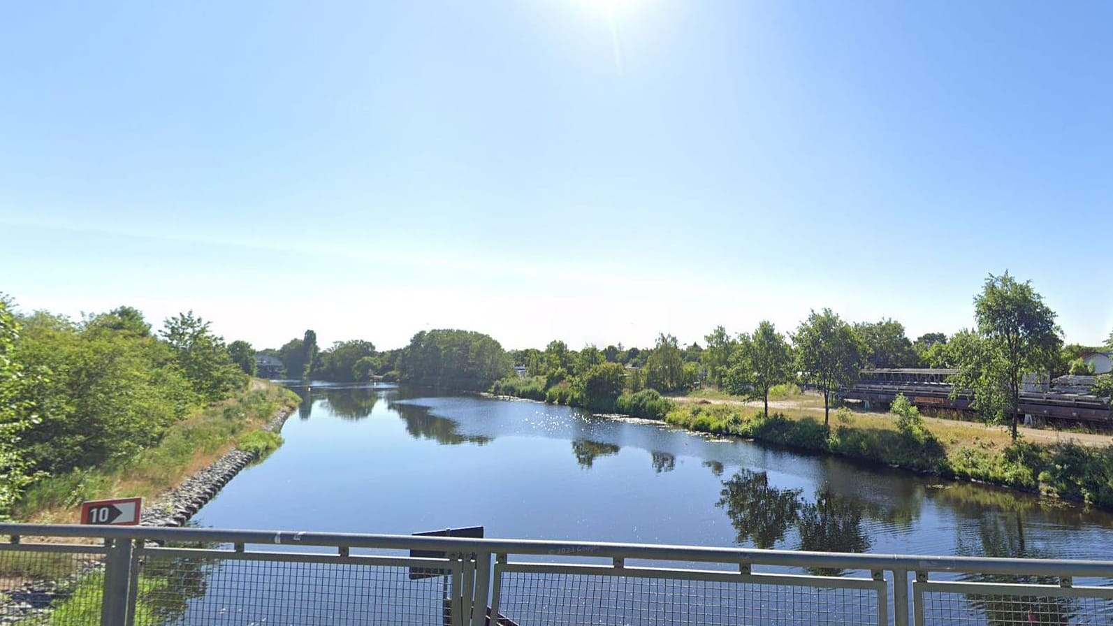 Blick von der Altglienicker Brücke auf den Teltowkanal (Archivbild): Hier wurde die Leiche der Studentin gefunden.