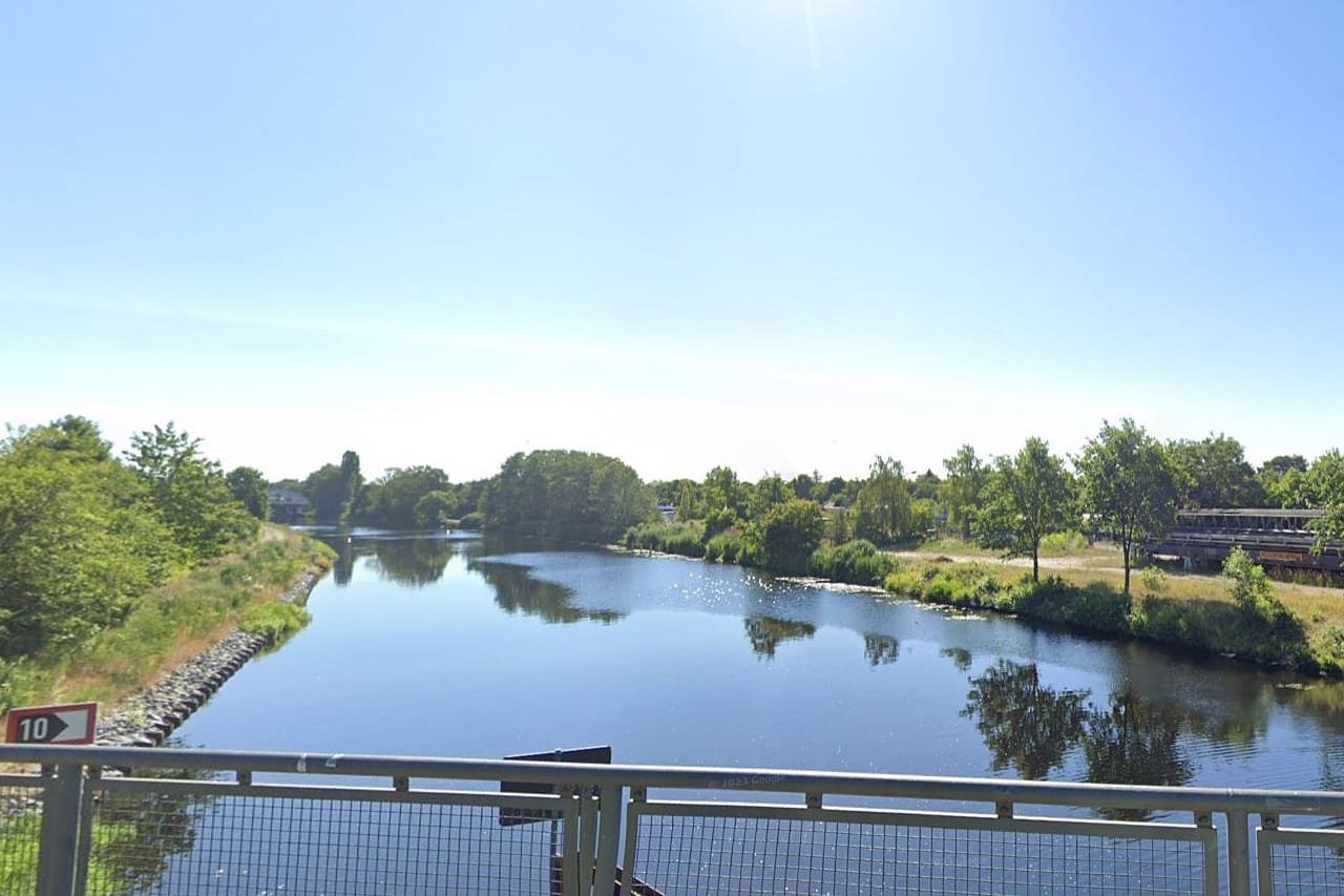 Blick von der Altglienicker Brücke auf den Teltowkanal (Archivbild): Hier wurde die Leiche der Studentin gefunden.