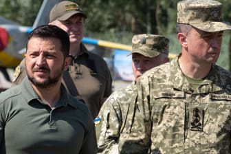 Kiew: Wolodymyr Selenskyj (l.) mit Mykola Oleschtschuk (r.), dem Chef der ukrainischen Luftwaffe am 7. August 2023.