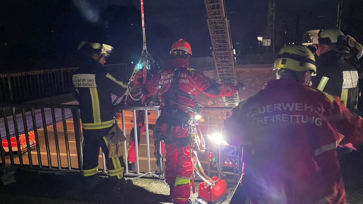 Der Mann wurde von der Brücke auf per Korbtage auf die Wittener Straße gesenkt.
