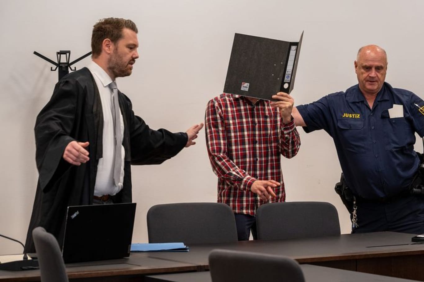 Heute ist das Urteil gegen einen 43-Jährigen gefallen: Der Angeklagte wird von einem Justizbeamten und seinem Rechtsverteidiger zu seinem Sitzplatz im Strafjustizzentrums Nürnberg gewiesen.