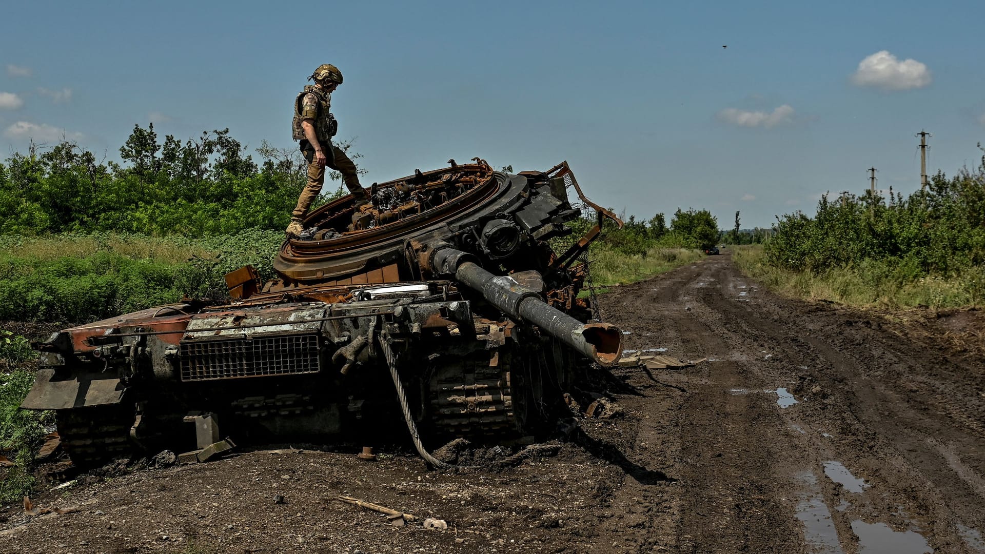 Ukrainischer Soldat auf zerstörtem russischem Panzer (Archivbild): Russland soll bei Awdijiwka Material und Soldaten verloren haben.