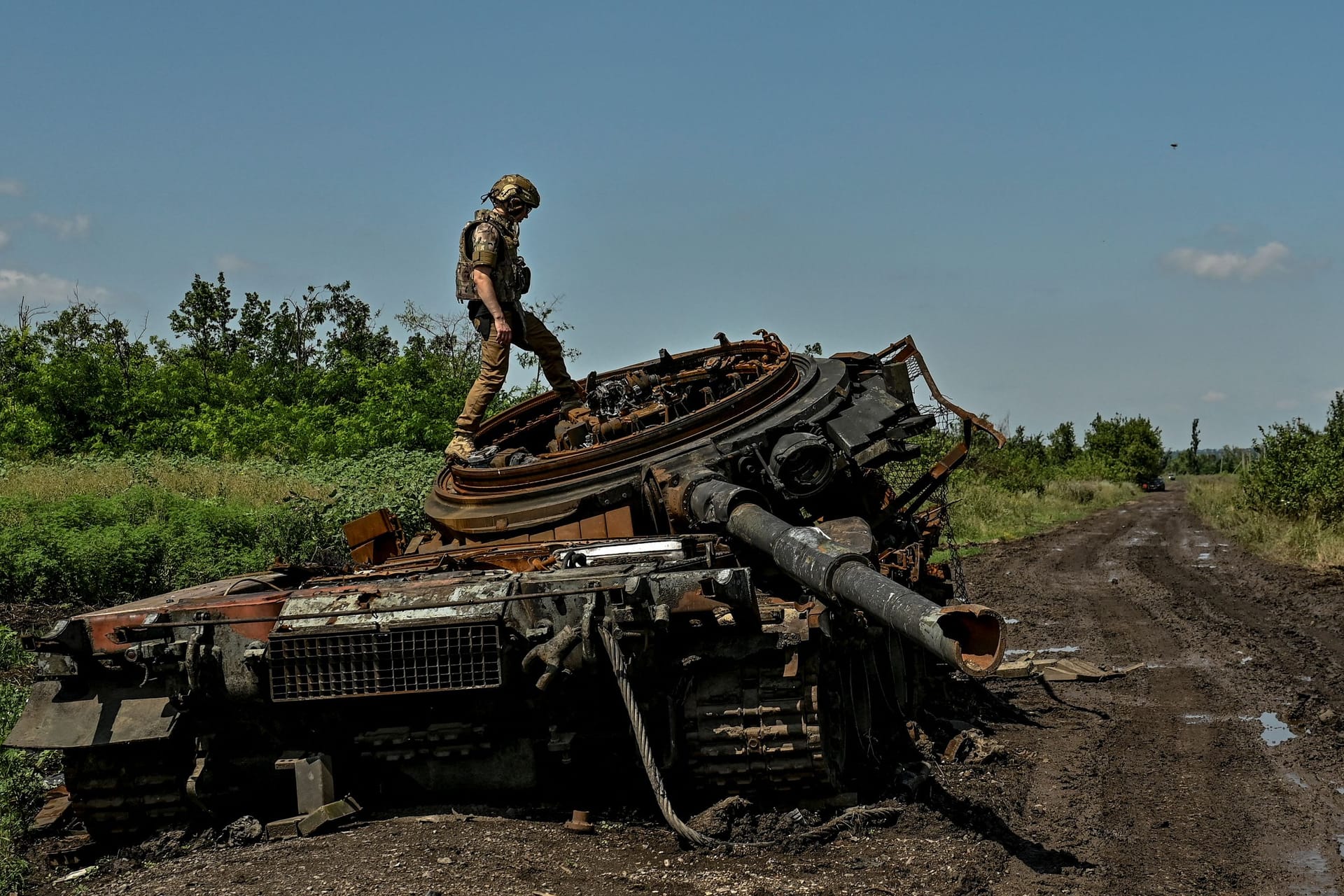 Ukrainischer Soldat auf zerstörtem russischem Panzer (Archivbild): Russland soll bei Awdijiwka Material und Soldaten verloren haben.