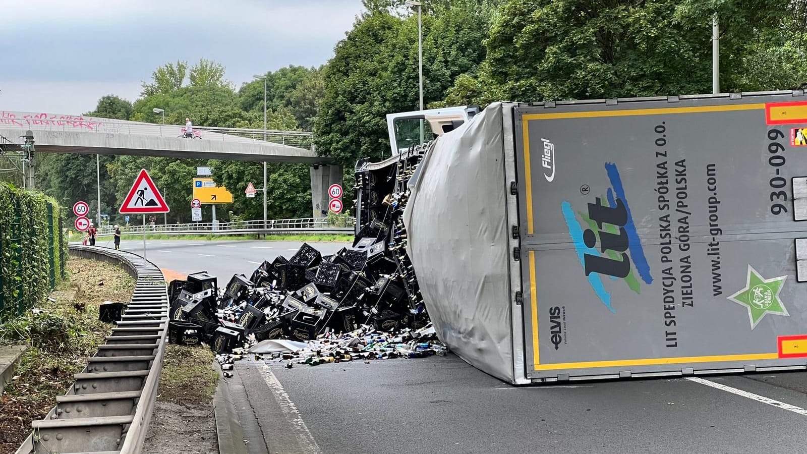 Der umgekippte Lkw auf der B54: Warum der Sattelzug umkippte, ist unklar. Der umgekippte Lkw auf der B54: Warum der Sattelzug umkippte, ist unklar.