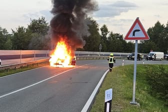 Brennendes Auto auf der A1: Verletzte gab es offenbar nicht.