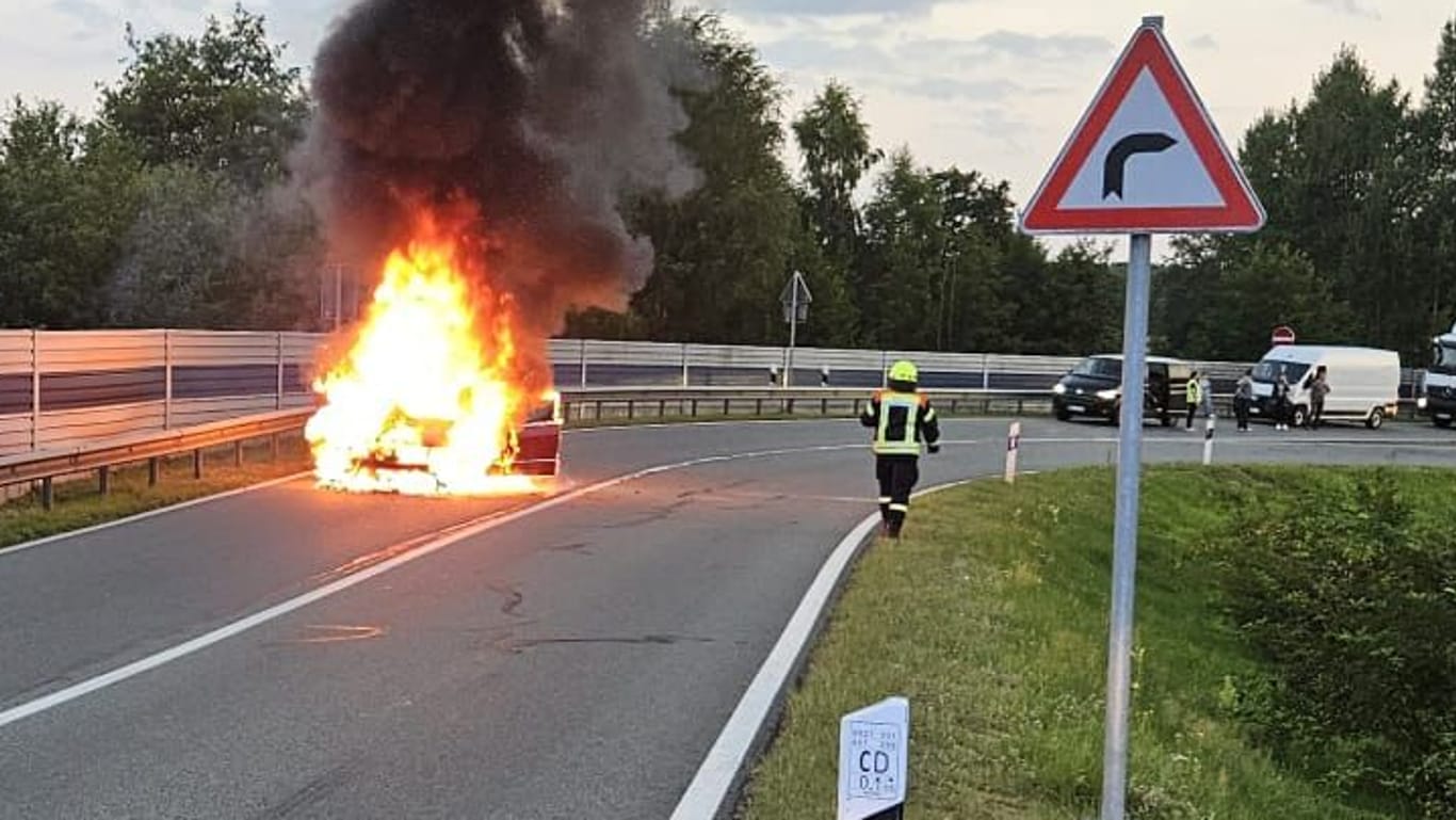 Brennendes Auto auf der A1: Verletzte gab es offenbar nicht.