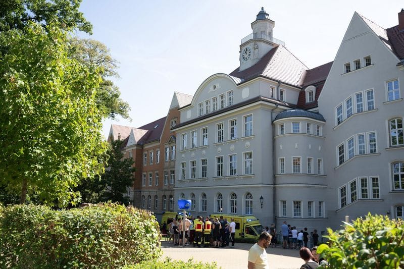 Einsatzkräfte der Feuerwehr auf dem Schulhof der Grund- und Oberschule: Der Junge wurde schwer verletzt.