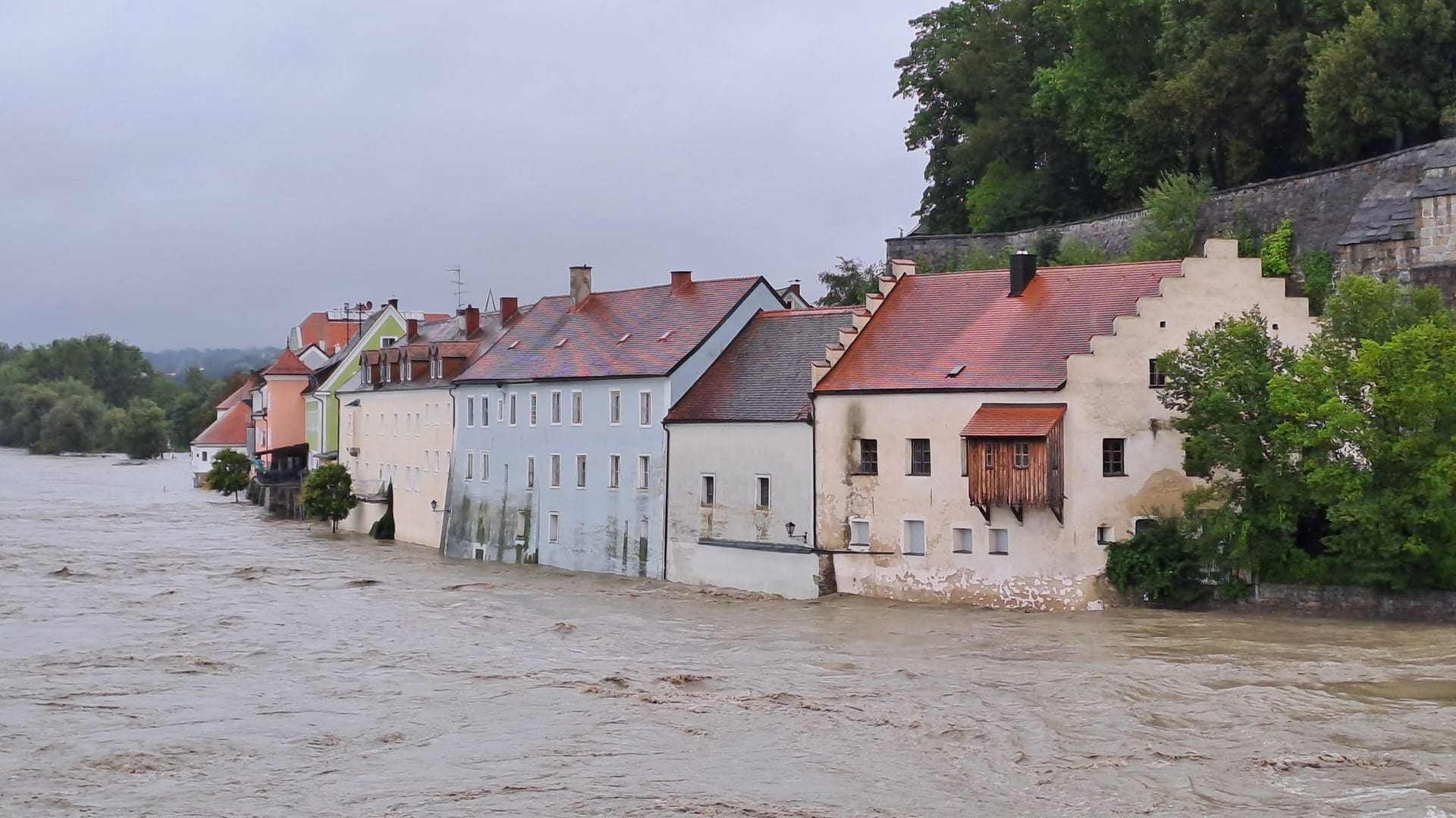 Hochwasser am Inn in Österreich (Symbolbild): Der Pegel ist bei vielen Gebirgsflüssen, auch in Bayern, aktuell nach tagelangen Regenfällen besonders hoch.