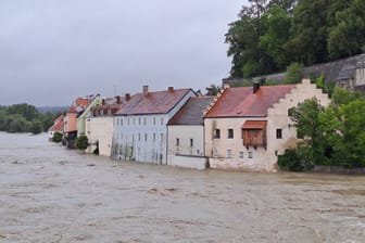 Hochwasser am Inn in Österreich (Symbolbild): Der Pegel ist bei vielen Gebirgsflüssen, auch in Bayern, aktuell nach tagelangen Regenfällen besonders hoch.