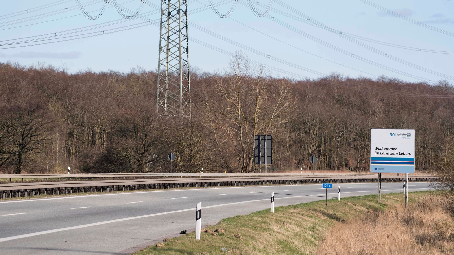 Die leere Bundesautobahn 19 bei Rostock (Archivbild): Die Straße ist derzeit gesperrt. Die leere Bundesautobahn 19 bei Rostock (Archivbild): Die Straße ist derzeit gesperrt.
