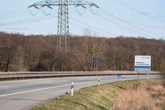 Die leere Bundesautobahn 19 bei Rostock (Archivbild): Die Straße ist derzeit gesperrt.