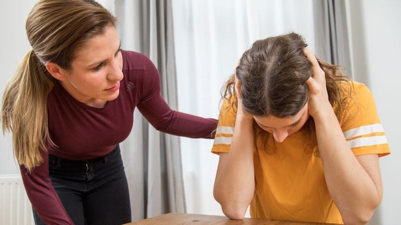 Wenn Geräusche der Mutter unerträglich sind (Symbolbild): Misophonie bezieht sich oft auf Menschen im engen Umfeld. Das kann große Hilflosigkeit und Schuldgefühle verursachen.