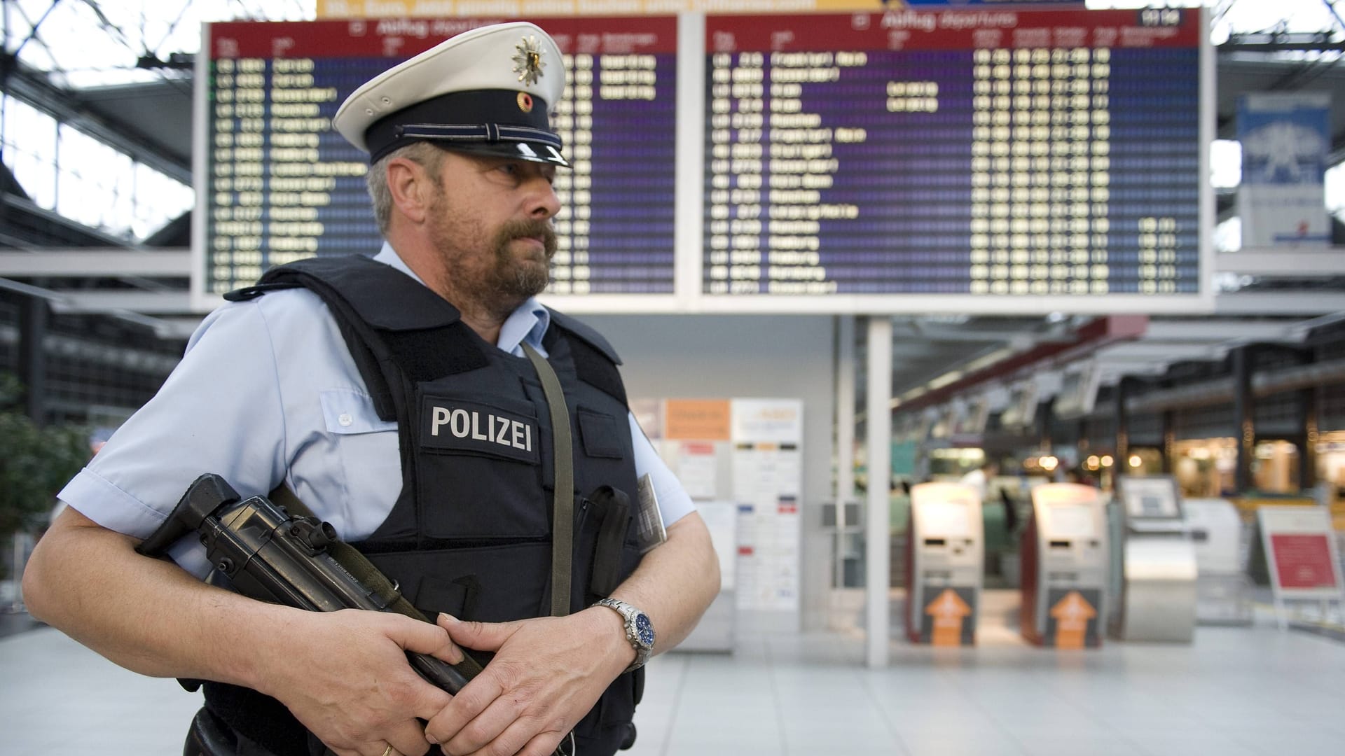 Ein Bundespolizist am Dresdner Flughafen (Archivbild):
