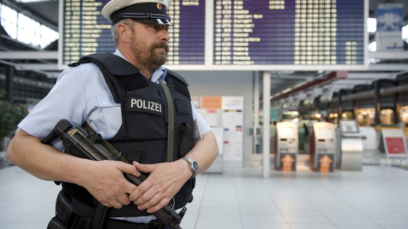 Ein Bundespolizist am Dresdner Flughafen (Archivbild):