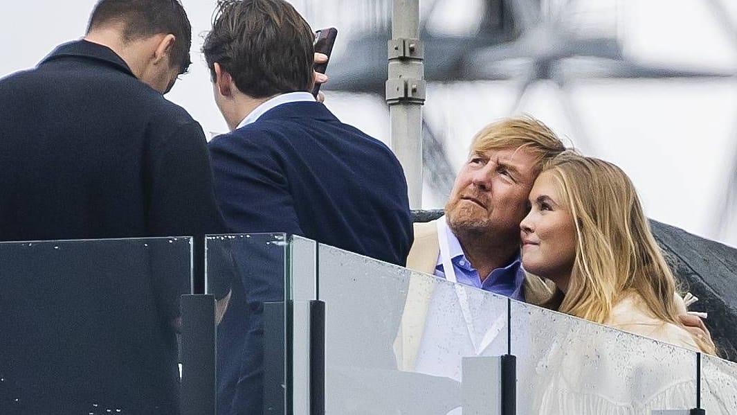 Willem-Alexander und Amalia machen ein Selfie am Rande des Formel-1-Qualifyings.