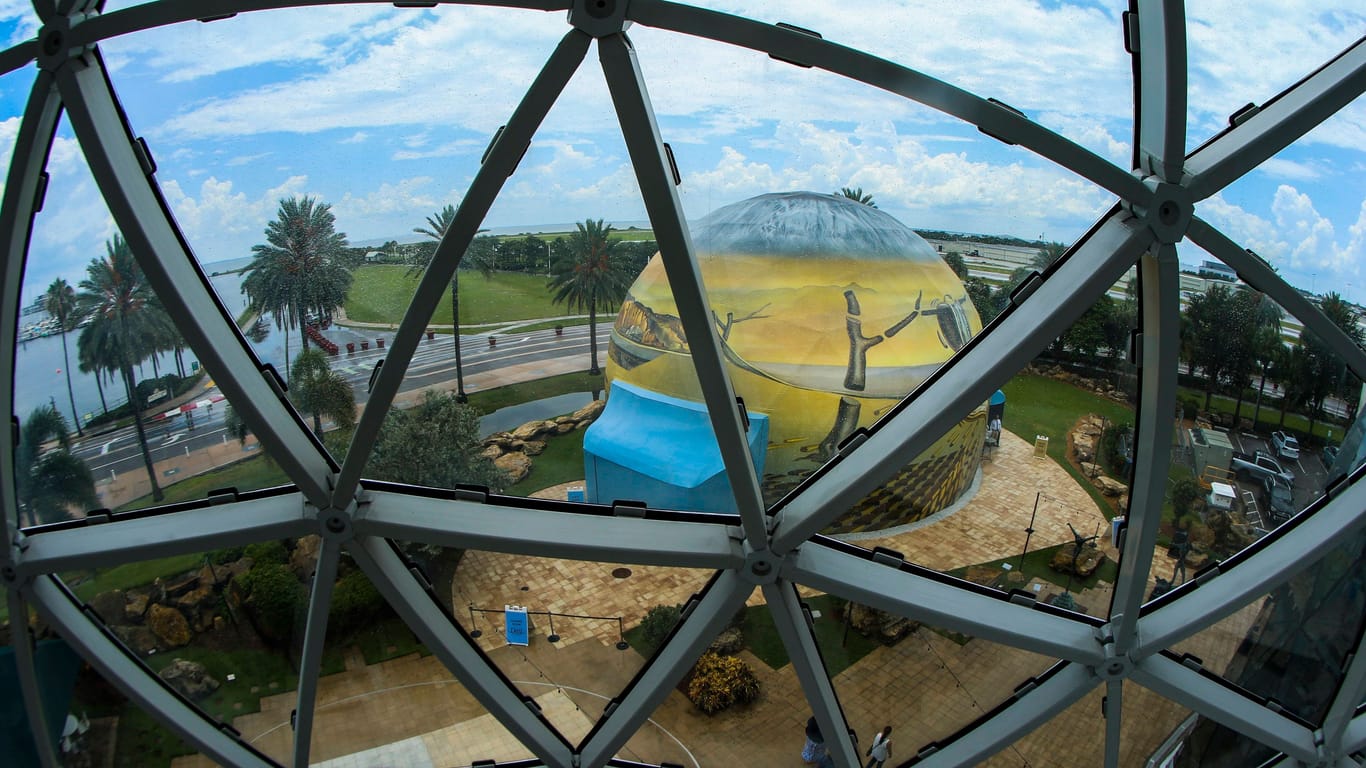Blick aus dem Salvador Dalí Museum in Florida: Der neue Dalí-Dome verspricht ein 360 Grad Licht- und Klangerlebnis.