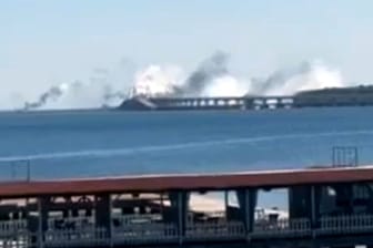 Rauchwolken über der Krim-Brücke