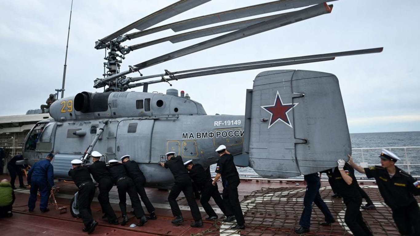 Russische Marinesoldaten mit einem Helikopter auf dem Zerstörer Marschall Schaposchnikow: Russlands Flotte ist verletzlich.