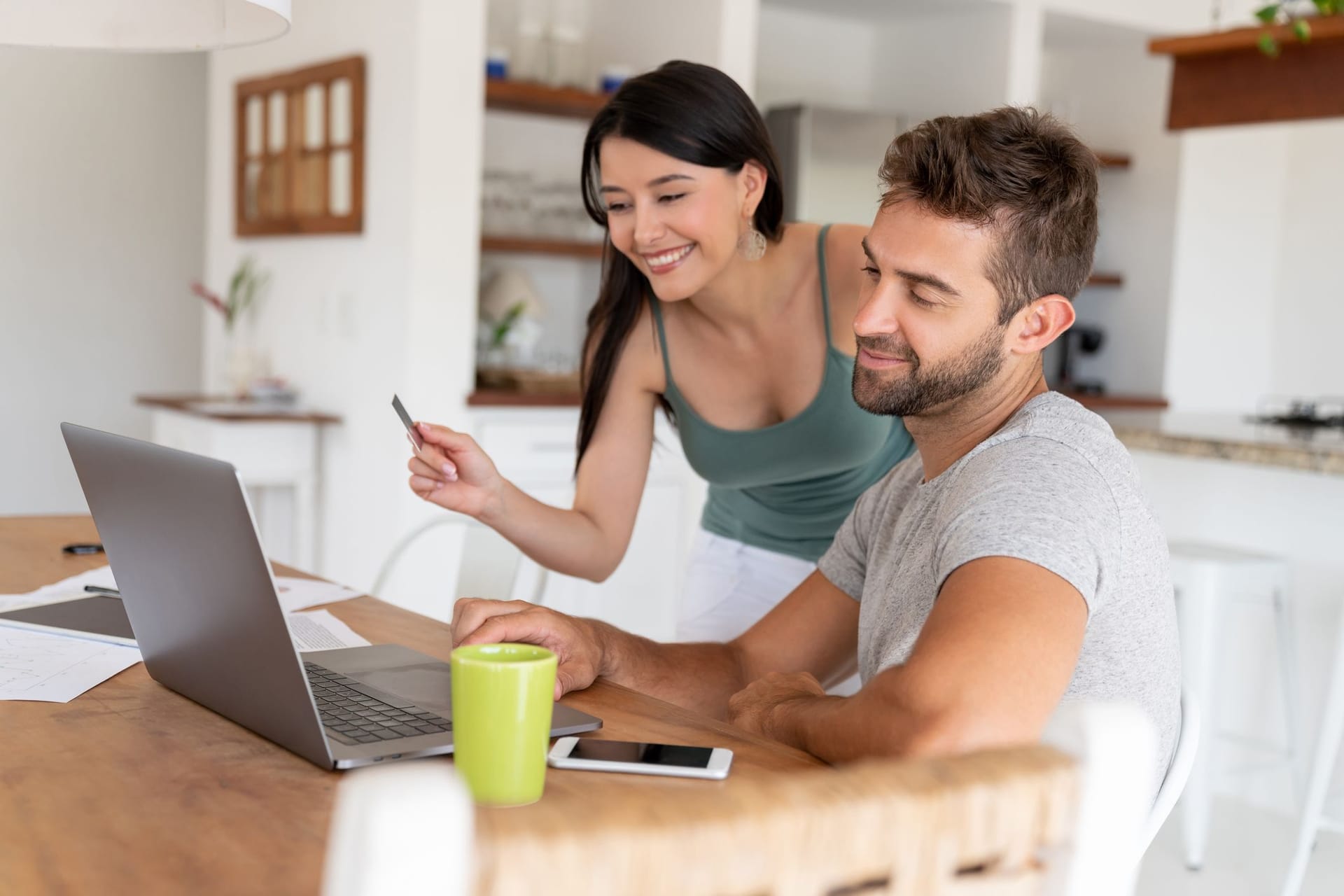 Paar sitzt vor dem Laptop