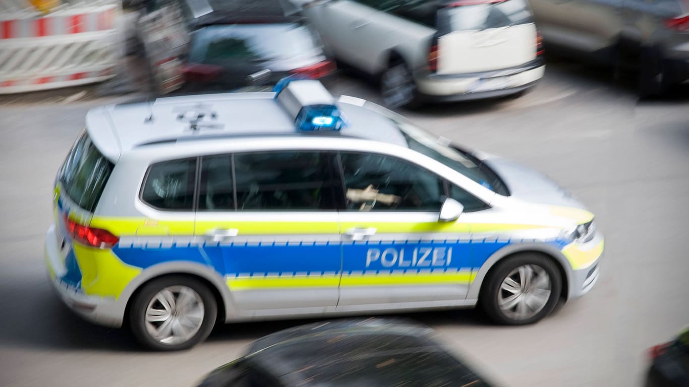 Polizei im Einsatz (Archivbild): In Brandenburg an der Havel ist eine Frau lebensgefährlich verletzt worden.