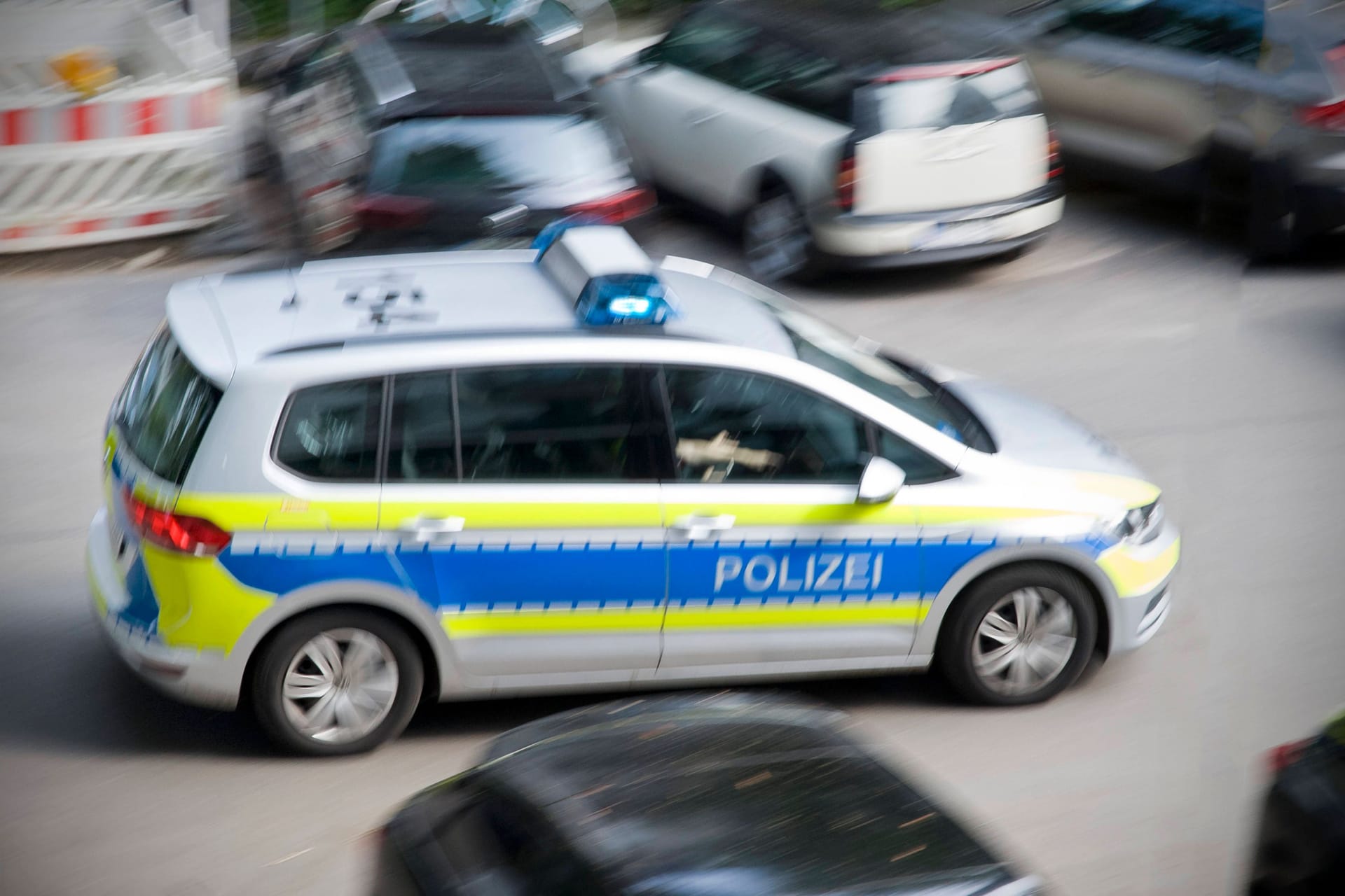 Polizei im Einsatz (Archivbild): In Brandenburg an der Havel ist eine Frau lebensgefährlich verletzt worden.