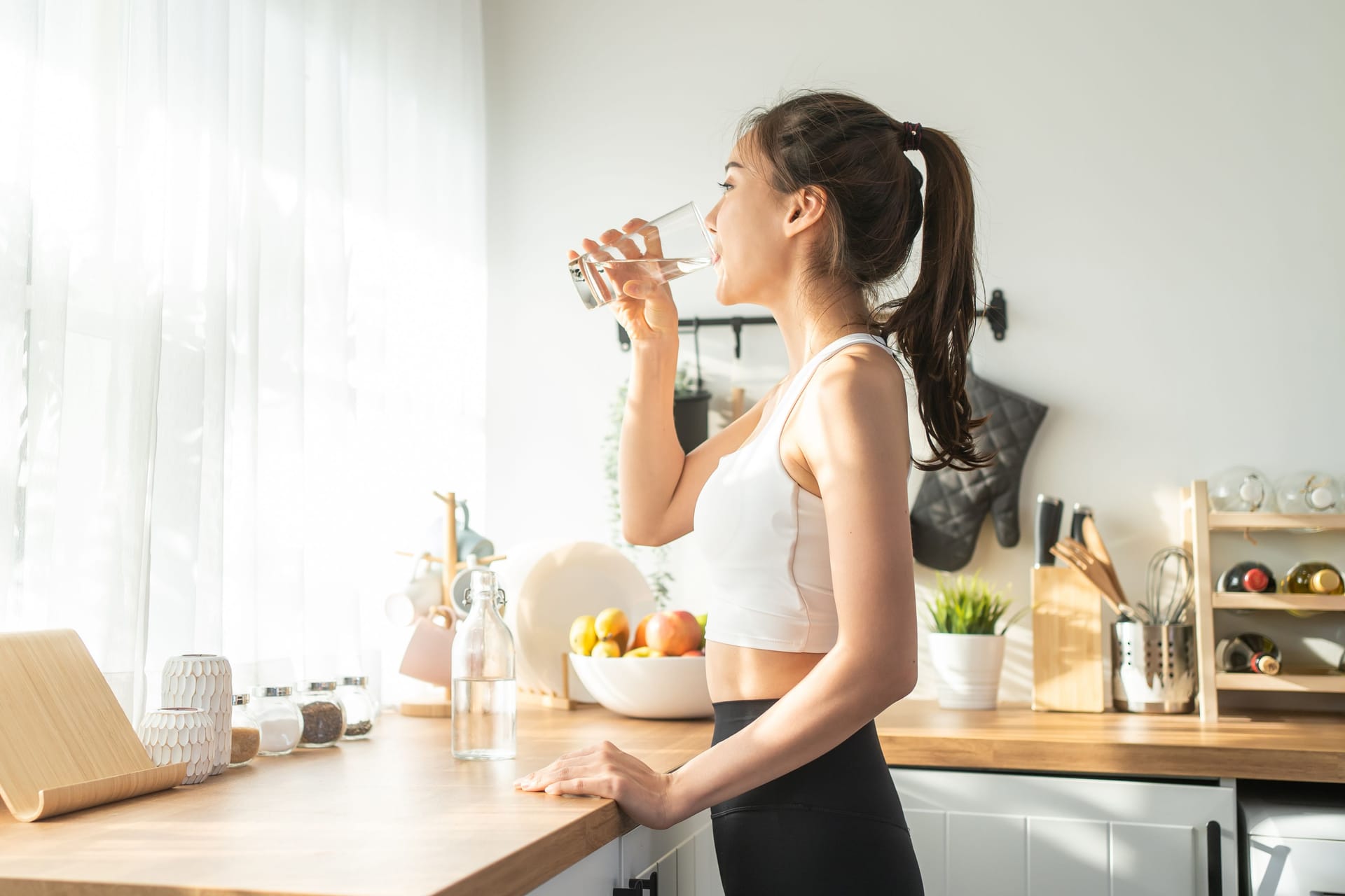 Eine Frau trinkt ein Glas Wasser