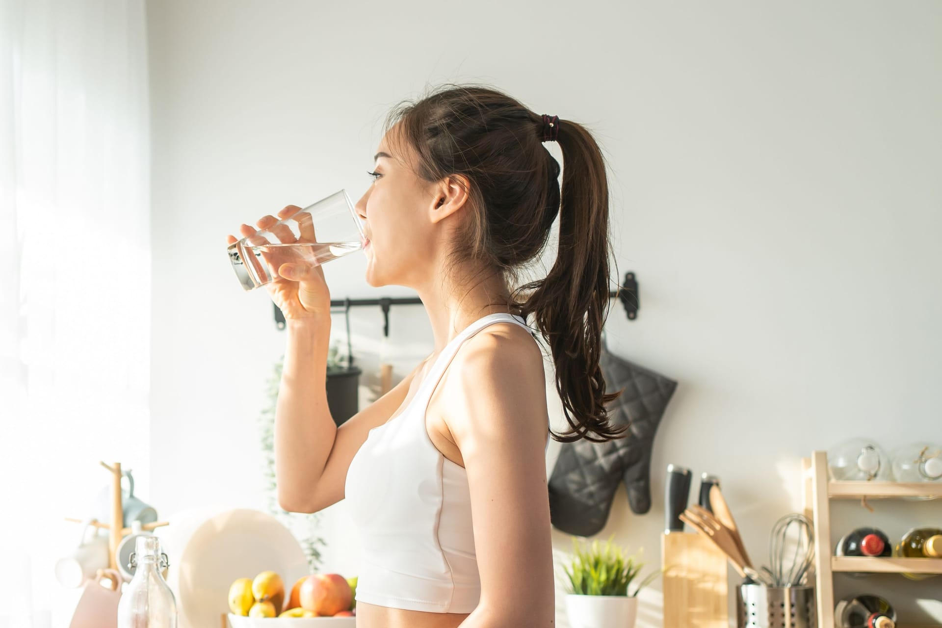 Eine Frau trinkt ein Glas Wasser