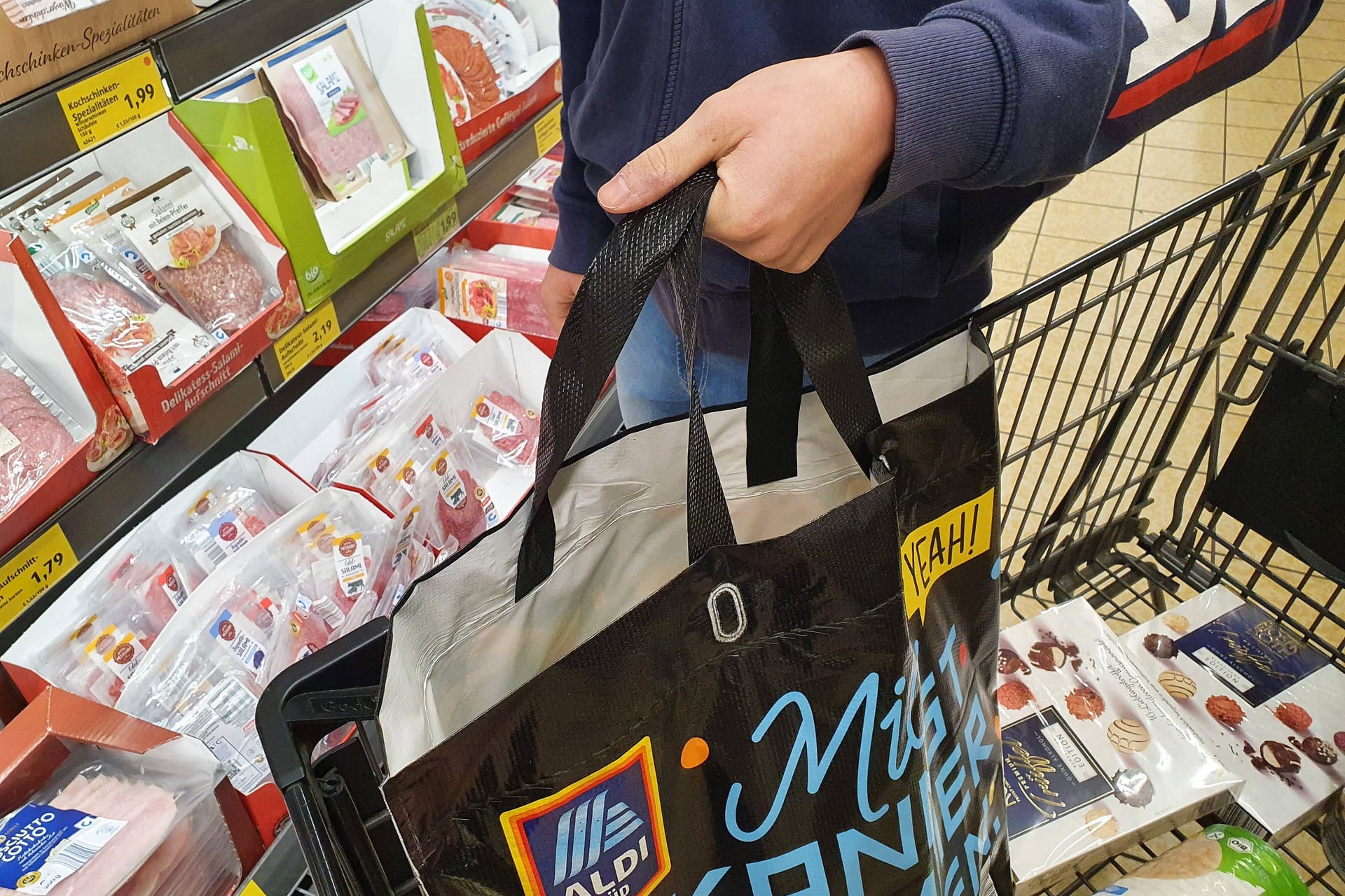Einkauf bei Aldi: Künftig gibt es Chancen auf Gratis-Produkte.