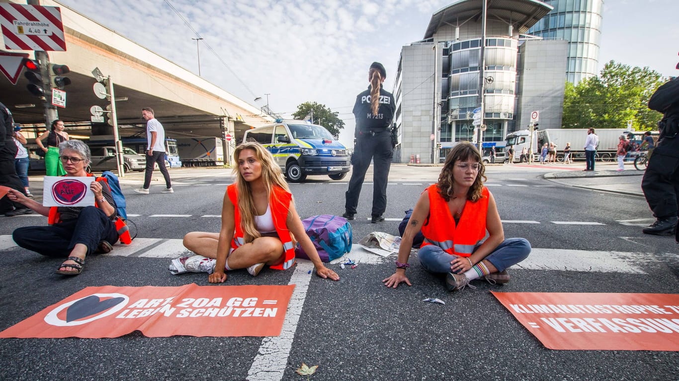Aktivisten der "Letzten Generation" bei einer Blockade in München (Archivbild): An den Protesten in Bayern beteiligte sich kürzlich auch die als "Klima-Shakira" bekannt gewordene Österreicherin Anja Windl (Mitte).