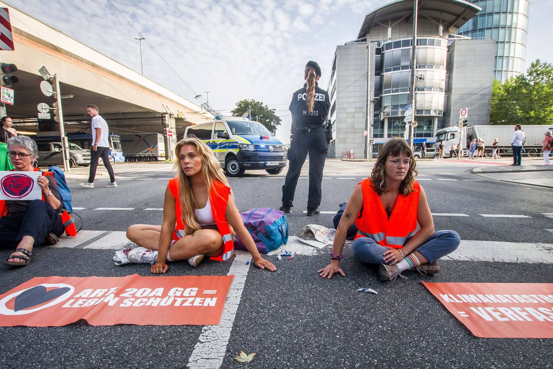 Aktivisten der "Letzten Generation" bei einer Blockade in München (Archivbild): An den Protesten in Bayern beteiligte sich kürzlich auch die als "Klima-Shakira" bekannt gewordene Österreicherin Anja Windl (Mitte).