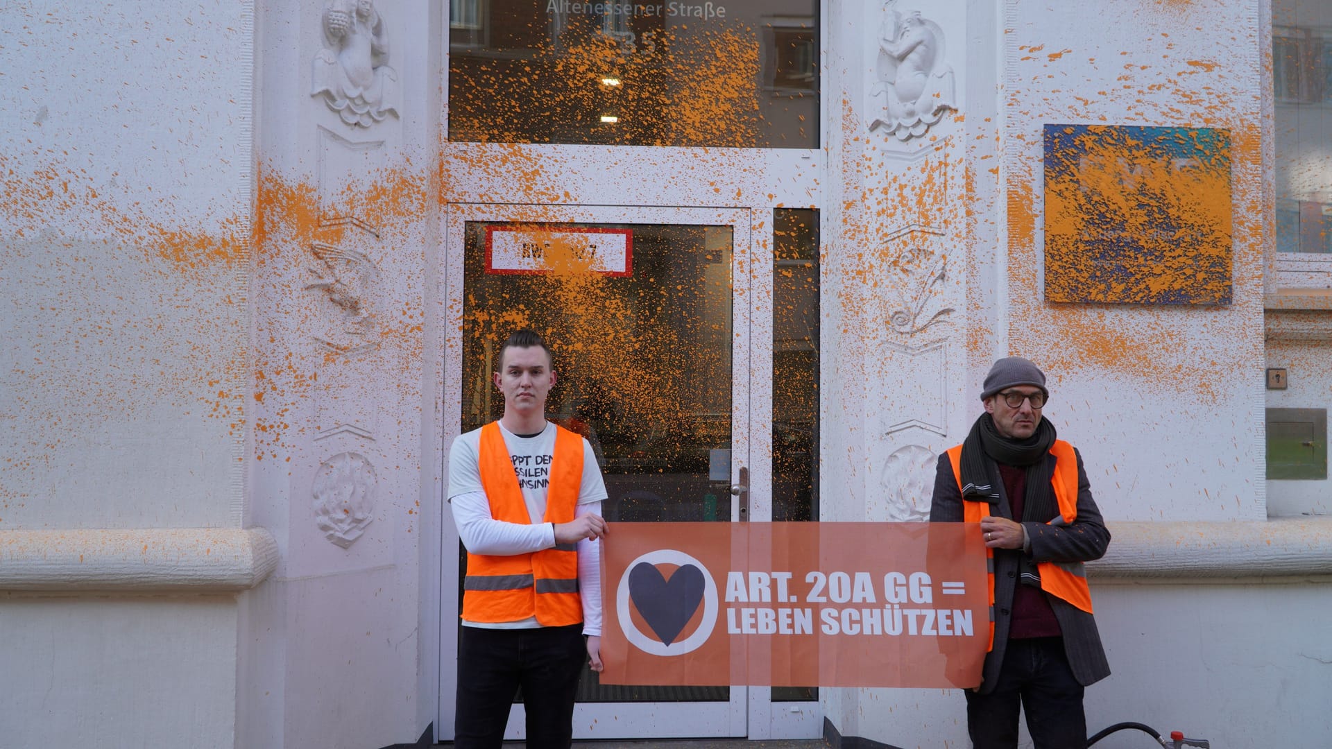 Die "Letzte Generation" vor dem beschmierten Gebäude: Die Mitglieder fanden das Urteil ungerecht.