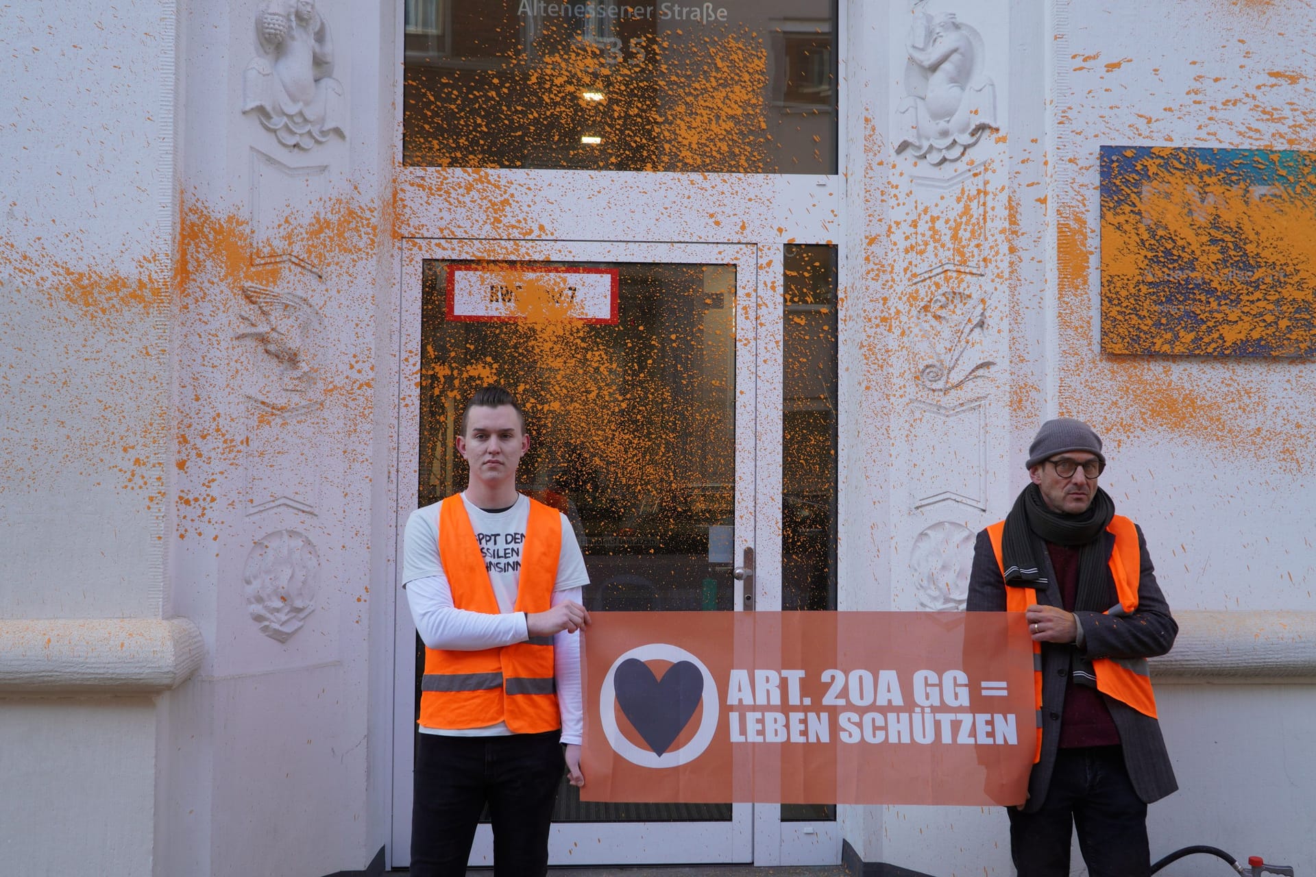 Die "Letzte Generation" vor dem beschmierten Gebäude: Die Mitglieder fanden das Urteil ungerecht.