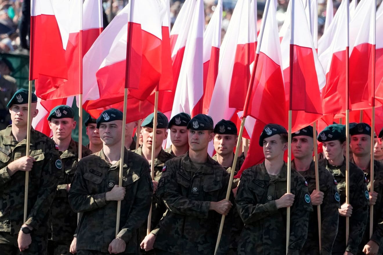 Militärparade in Warschau: Soldaten tragen polnische Nationalfahnen.