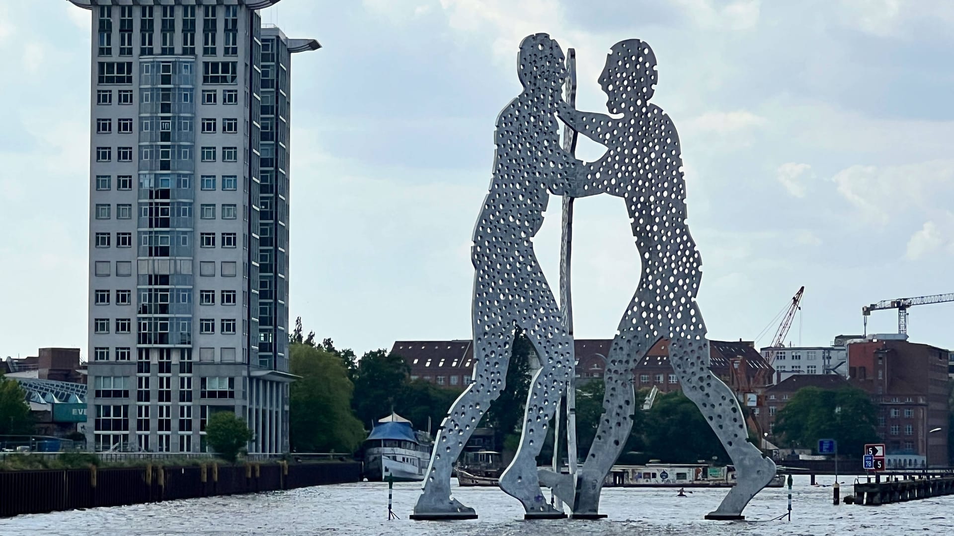 Das Monumentalkunstwerk Molecule Man (Archivbild): Das angebrachte Banner war sechs mal sechs Meter groß.